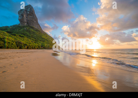 Tramonto a Pico Mountain Boldro sopra la spiaggia di Fernando de Noronha il Parco Marino Nazionale Brasile Oceano Atlantico Sito Patrimonio Mondiale Foto Stock