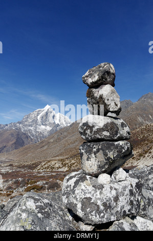 Un marcatore cairn sul campo base Everest trek Foto Stock