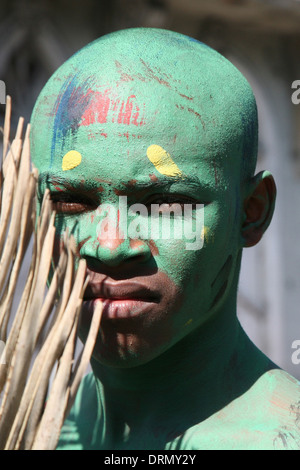 Il carnevale partecipante coperti da spruzzi di vernice compie durante il Carnevale Dominicana a Santo Domingo, Repubblica Dominicana. Foto Stock