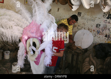 Maskmaker nel suo laboratorio prepara le maschere del Diablo Cojuelo (zoppicante del Diavolo) per Carnaval Vegano in La Vega, Repubblica Dominicana. Foto Stock