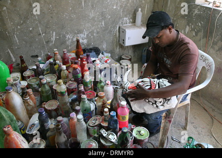 Maskmaker nel suo laboratorio prepara le maschere del Diablo Cojuelo (zoppicante del Diavolo) per Carnaval Vegano in La Vega, Repubblica Dominicana. Foto Stock