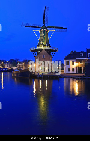 Mulino a vento e del fiume Spaarne al crepuscolo, Haarlem, Paesi Bassi Foto Stock