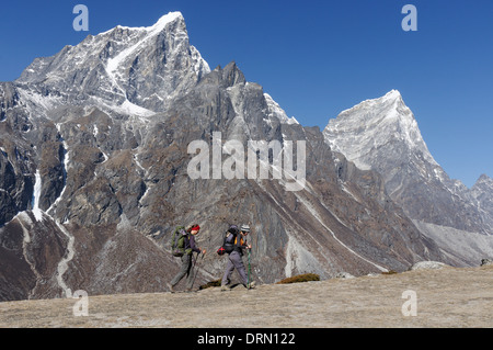 Due lady trekkers passando Taboche Cholatse e sul Campo Base Everest trek in Nepal Foto Stock