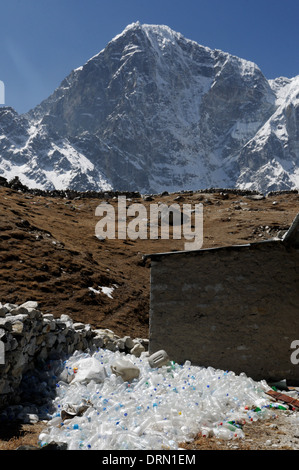 Le bottiglie di plastica il problema in una casa da tè sul Campo Base Everest trek Foto Stock