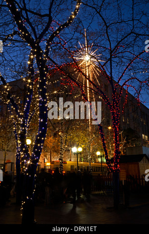 WASHINGTON - Alberi decorate con luci di Natale e la stella di Macy dal Westlake Park nel centro cittadino di Seattle. Foto Stock