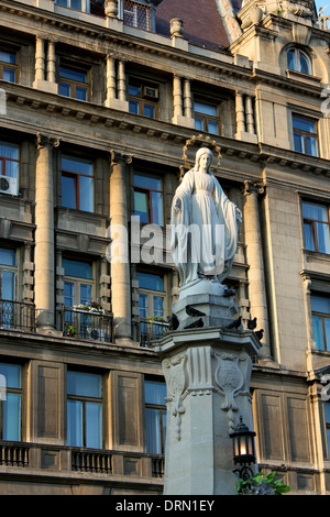 Grande e bella scultura della Madre di Dio Maria in Lvov in Ucraina Foto Stock