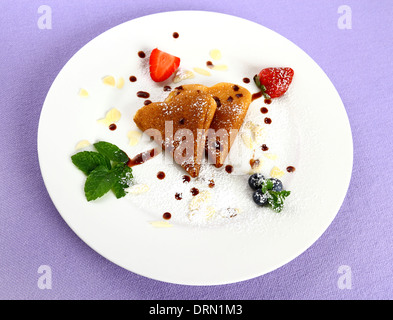 Due frittelle cuore e Cioccolato, fragola, menta freccia, vista dall'alto Foto Stock