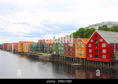 Paesaggio di Trondheim, Norvegia con vecchie case sul terrapieno Foto Stock