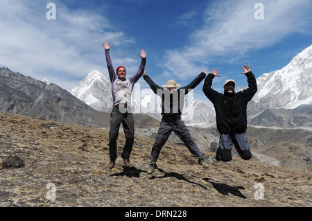 Escursionisti tre salti di gioia sul campo base Everest trek Foto Stock