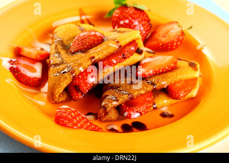 Frittelle di due cuori con Fragola, cioccolato, lo zucchero del latte, close up Foto Stock