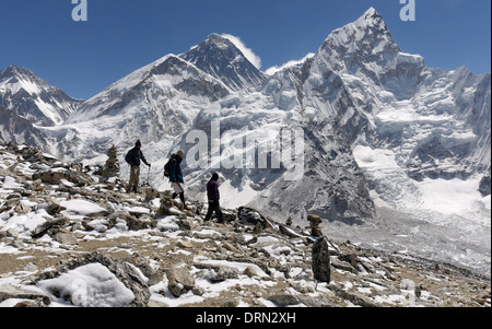 Un gruppo di appassionati di trekking sulla cima di Kala Pattar, il punto alto del Campo Base Everest trek, con Everest al di là. Foto Stock