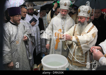 I cristiani ortodossi festeggiano il giorno dell'Epifania sull'argine del fiume Moldava a Praga, Repubblica Ceca. Foto Stock