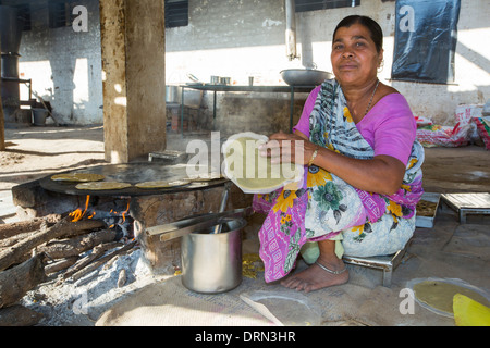 Una donna per la cottura al Muni Seva Ashram in Goraj, nei pressi di Vadodara, India, Foto Stock