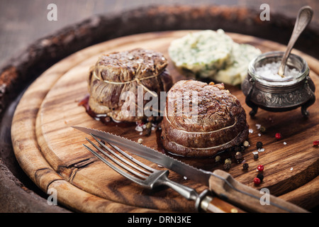 Bistecca di manzo filet mignon e burro alle erbe Foto Stock