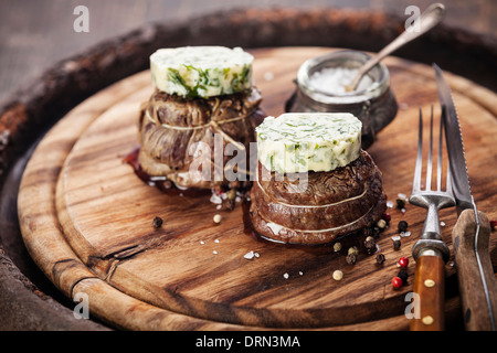 Bistecca di manzo filet mignon e burro alle erbe Foto Stock