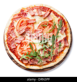 La pizza italiana con prosciutto e foglie di rucola su sfondo bianco Foto Stock