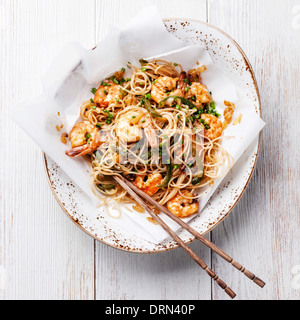 Riso tailandese tagliatelle con gamberetti Foto Stock