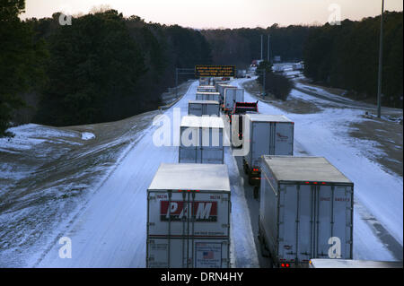 Marietta, Georgia, Stati Uniti d'America. 29 gen 2014. Come giorno 2 del sud la neve e ghiaccio storm si attenua al tramonto, il traffico diretto a nord di Atlanta sulla Interstate 75 attendere per ore, andando da nessuna parte, a causa del ghiaccio coperto di strade e camion jackknifed avanti. Credito: Robin Nelson/ZUMAPRESS.com/Alamy Live News Foto Stock