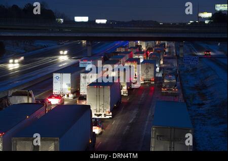 Marietta, Georgia, Stati Uniti d'America. 29 gen 2014. Come giorno 2 del sud la neve e ghiaccio storm si attenua al tramonto, traffico diretti a sud in Atlanta sulla Interstate 75 attendere per ore, andando da nessuna parte, a causa del ghiaccio coperto di strade e camion jackknifed avanti. Credito: Robin Nelson/ZUMAPRESS.com/Alamy Live News Foto Stock