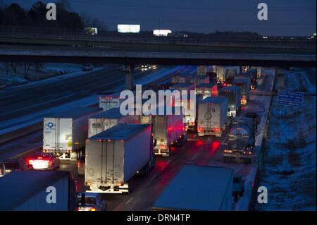 Marietta, Georgia, Stati Uniti d'America. 29 gen 2014. Come giorno 2 del sud la neve e ghiaccio storm si attenua al tramonto, traffico diretti a sud in Atlanta sulla Interstate 75 attendere per ore, andando da nessuna parte, a causa del ghiaccio coperto di strade e camion jackknifed avanti. Credito: Robin Nelson/ZUMAPRESS.com/Alamy Live News Foto Stock