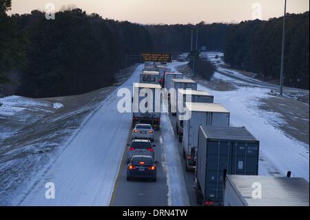 Marietta, Georgia, Stati Uniti d'America. 29 gen 2014. Come giorno 2 del sud la neve e ghiaccio storm si attenua al tramonto, il traffico diretto a nord di Atlanta sulla Interstate 75 attendere per ore, andando da nessuna parte, a causa del ghiaccio coperto di strade e camion jackknifed avanti. Credito: Robin Nelson/ZUMAPRESS.com/Alamy Live News Foto Stock