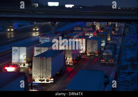 Marietta, Georgia, Stati Uniti d'America. 29 gen 2014. Come giorno 2 del sud la neve e ghiaccio storm si attenua al tramonto, traffico diretti a sud in Atlanta sulla Interstate 75 attendere per ore, andando da nessuna parte, a causa del ghiaccio coperto di strade e camion jackknifed avanti. Credito: Robin Nelson/ZUMAPRESS.com/Alamy Live News Foto Stock