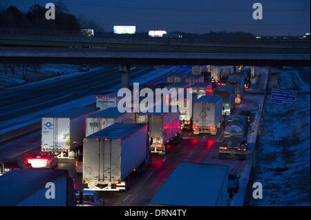 Marietta, Georgia, Stati Uniti d'America. 29 gen 2014. Come giorno 2 del sud la neve e ghiaccio storm si attenua al tramonto, traffico diretti a sud in Atlanta sulla Interstate 75 attendere per ore, andando da nessuna parte, a causa del ghiaccio coperto di strade e camion jackknifed avanti. Credito: Robin Nelson/ZUMAPRESS.com/Alamy Live News Foto Stock