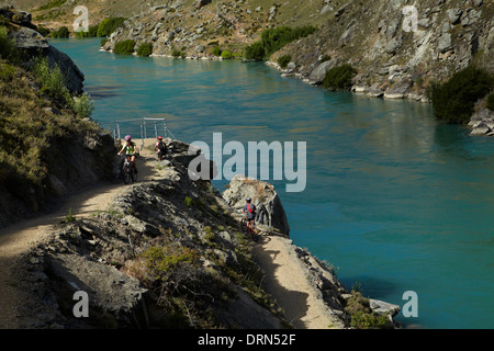 Gli amanti della mountain bike e del Lago Roxburgh sulla gola Roxburgh ciclo e a piedi la via di Central Otago, Isola del Sud, Nuova Zelanda Foto Stock