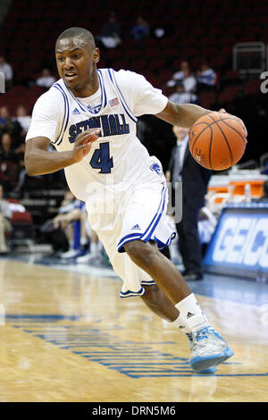 Newark, New Jersey, USA. 29 gen 2014. Seton Hall Pirates guard Sterling Gibbs (4) in azione durante il NCAA pallacanestro tra il Butler Bulldogs e il Seton Hall Pirates al Prudential Center a Newark, New Jersey. © csm/Alamy Live News Foto Stock