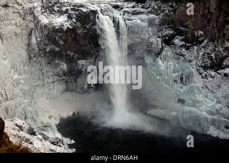 WASHINGTON - Spray congelato intorno a Snoqualmie cade sul fiume Snoqualmie. Foto Stock