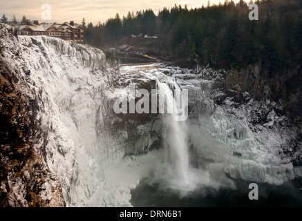 WASHINGTON - Spray congelato intorno a Snoqualmie cade sul fiume Snoqualmie. Foto Stock