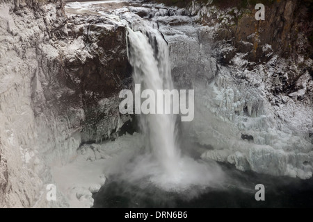 WASHINGTON - Spray congelato intorno a Snoqualmie cade sul fiume Snoqualmie. Foto Stock