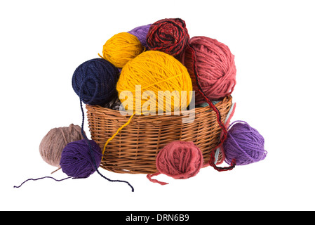 Sfere fili colorati isolati su sfondo bianco, lana lavorazione a maglia. Foto Stock