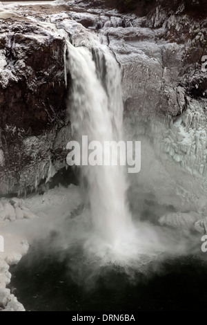 WASHINGTON - Spray congelato intorno a Snoqualmie cade sul fiume Snoqualmie. Foto Stock