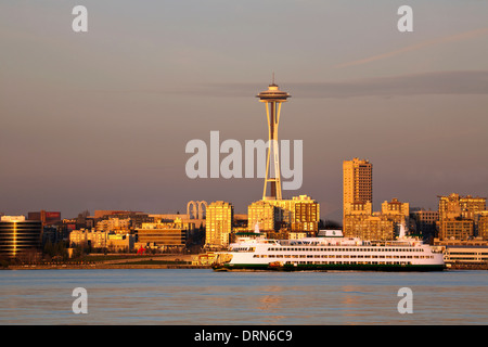 WASHINGTON - lo Space Needle e un traghetto Cross-Sound a Elliott Bay al tramonto da West Seattle. 2013 Foto Stock