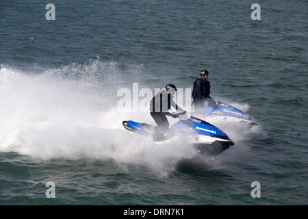 Contea di Alameda funzionari di polizia su jet skis pattugliano durante l'America's Cup gara nella Baia di San Francisco, California, Stati Uniti d'America Foto Stock