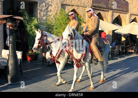 Polizia a Cavallo al Souq Waqif, il vecchio Mercato nel centro della città di Doha Foto Stock