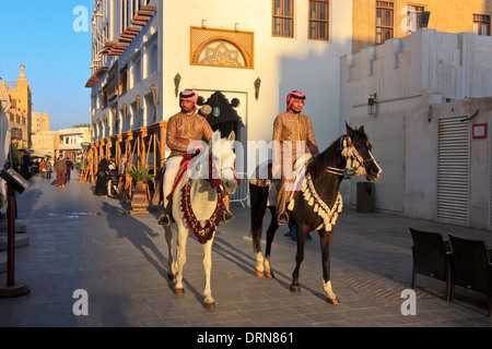 Polizia a Cavallo al Souq Waqif, il vecchio Mercato nel centro della città di Doha Foto Stock