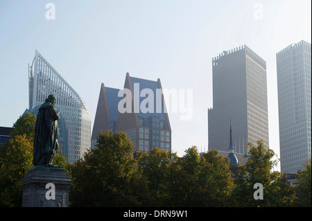 I Paesi Bassi. L'Aia. 07-10-2013. Skyline come visto da "Plein'. La statua di Guglielmo d Orange e edifici governativi Foto Stock