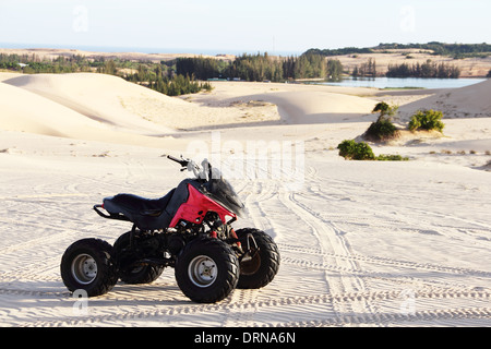 Moto Quad nel deserto di sabbia di close-up Foto Stock