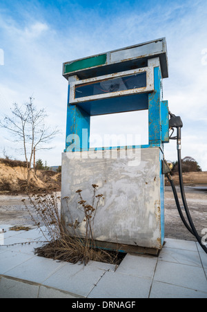 Vintage vecchia pompa del gas sul cielo blu Foto Stock