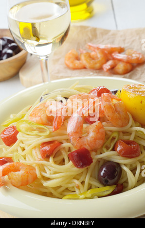 Spaghetti di mare piatto di pasta con gamberi e pomodori ciliegia servito con vino bianco Foto Stock