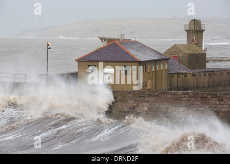 Whitehaven porto e scogliere sul mare durante il mese di gennaio 2014 Periodo di mareggiata, alte maree e tempesta di vento di forza. Foto Stock
