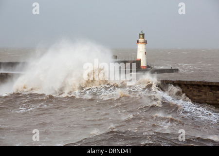 Whitehaven porto e scogliere sul mare durante il mese di gennaio 2014 Periodo di mareggiata, alte maree e tempesta di vento di forza. Foto Stock