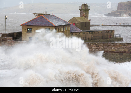 Whitehaven porto e scogliere sul mare durante il mese di gennaio 2014 Periodo di mareggiata, alte maree e tempesta di vento di forza. Foto Stock