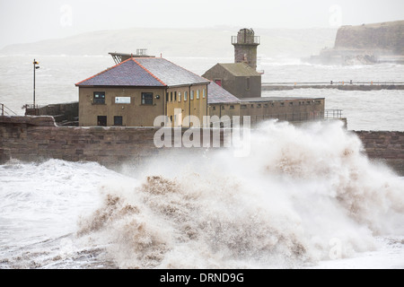 Whitehaven porto e scogliere sul mare durante il mese di gennaio 2014 Periodo di mareggiata, alte maree e tempesta di vento di forza. Foto Stock