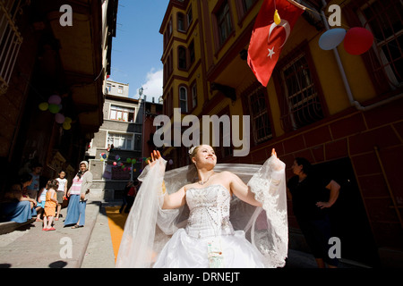 Sposa in strade Tarlabaşı Beyoğlu Istanbul Turchia Foto Stock