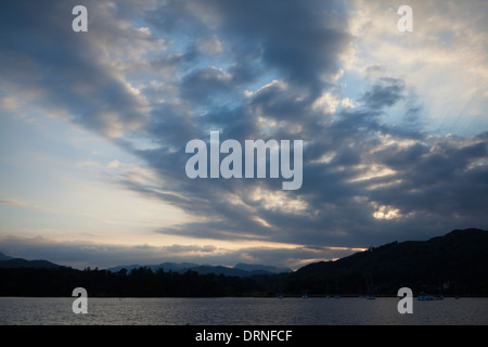 Vista del cielo colorato come la notte scende oltre il Lago di Windermere, visto da Ambleside. Foto Stock