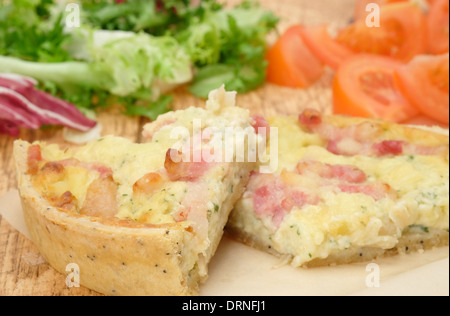 Formaggio e pancetta Quiche Lorraine - studio shot Foto Stock