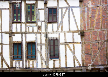 Tradizionale legname medievale-architettura del telaio a Troyes nella regione francese Champagne-Ardenne Foto Stock